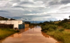 Chuva derruba árvores, invade casas e causa alagamentos em Varginha, MG