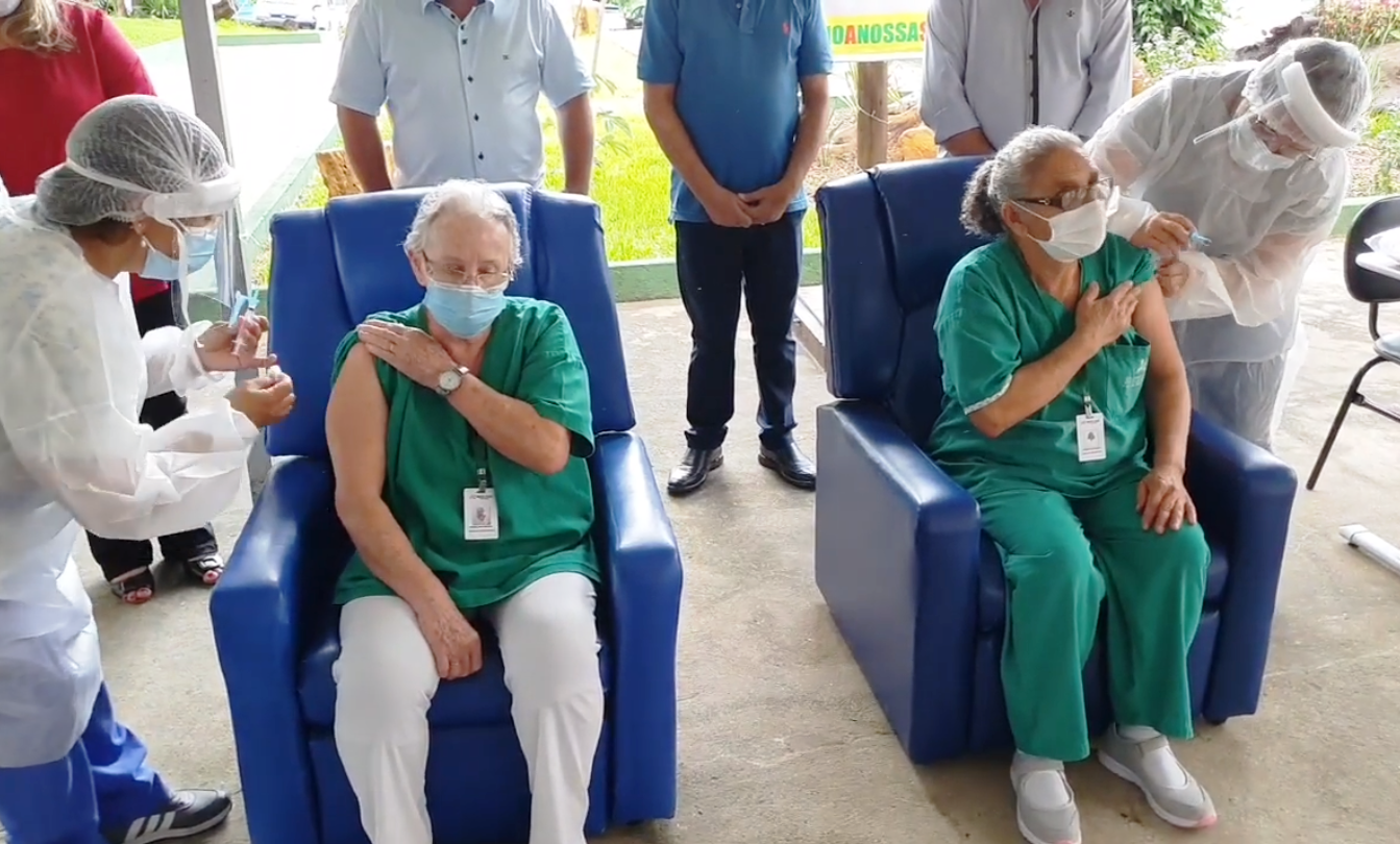 EMOÇÃO: Três Pontas vacina primeiras pessoas contra a Covid-19