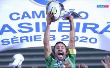 QUE HISTÓRIA! Jogador da Chapecoense que sobreviveu a queda de avião levanta a taça de Campeão da Série B
