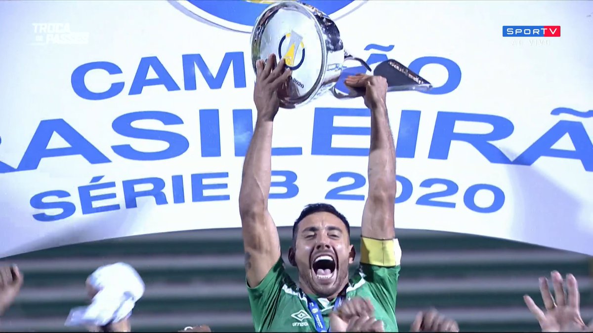 QUE HISTÓRIA! Jogador da Chapecoense que sobreviveu a queda de avião levanta a taça de Campeão da Série B