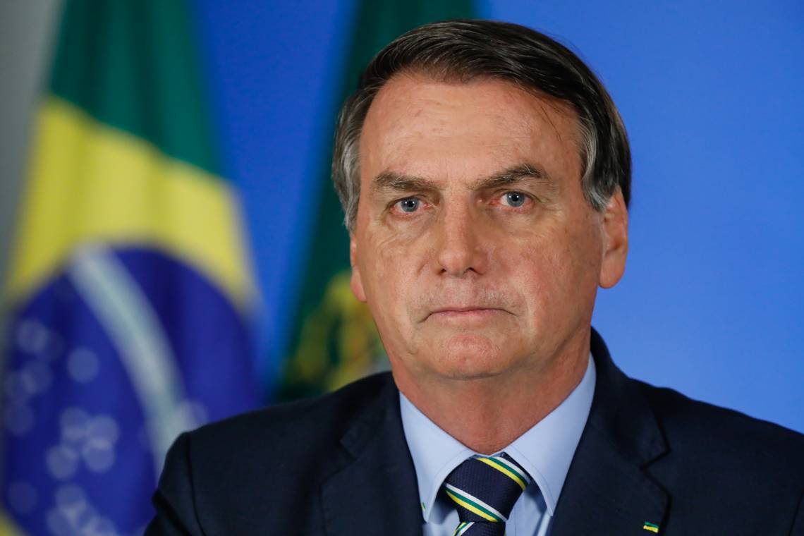 Bolsonaro foge do negacionismo e diz que vacinas estão garantidas em pronunciamento