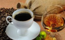 Aumenta o consumo de álcool e cafeína durante a pandemia