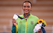 FESTA NA FAVELA: Rebeca Andrade fatura prata, 1ª medalha na ginástica feminina do país