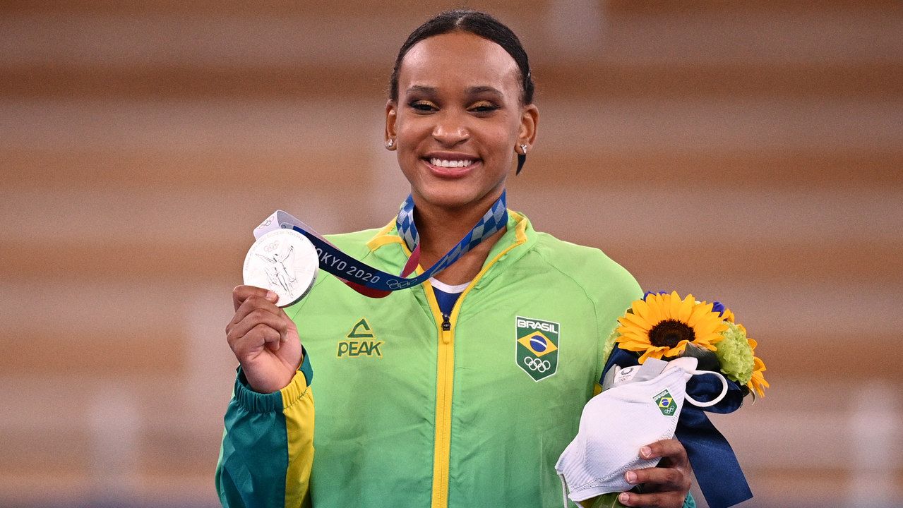 FESTA NA FAVELA: Rebeca Andrade fatura prata, 1ª medalha na ginástica feminina do país