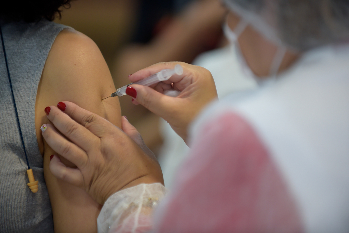 Matéria da Folha de SP diz que 26 mil pessoas tomaram vacina vencida contra a covid-19