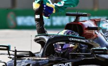 HOMENAGEM: Lewis Hamilton levanta bandeira do Brasil e dedica vitória a Senna