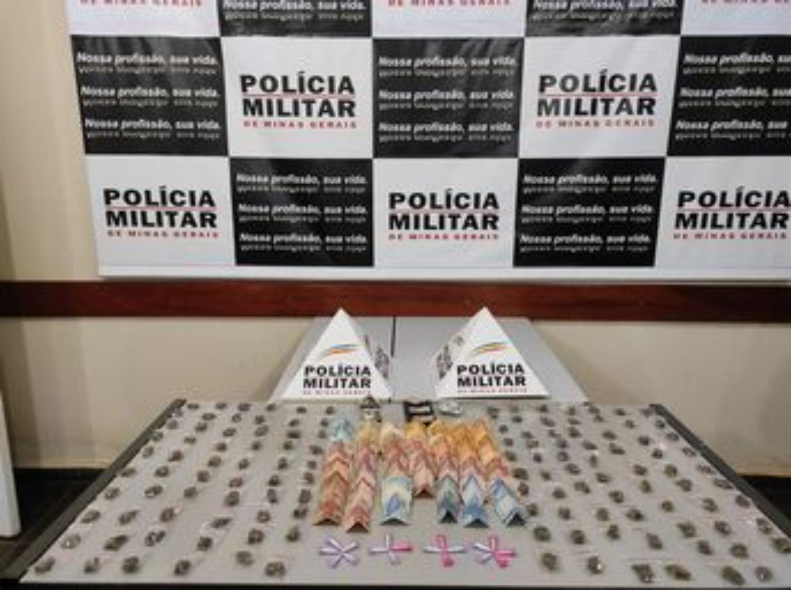 DURANTE OPERAÇÃO, PM APREENDE MENOR E DROGAS EM TRÊS PONTAS