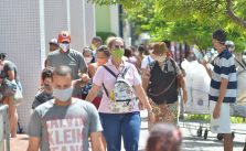 Brasil registra 27,5 mil novos casos de Covid-19 em 24h; média móvel vai a 12,3 mil por dia