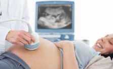 ALÔ DOUTOR ESPECIAL: Quais os riscos da gestação nos extremos de idade – adolescentes e mulheres acima de 40 anos?