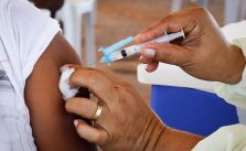Pfizer: Quarta dose da vacina contra COVID-19 será indispensável