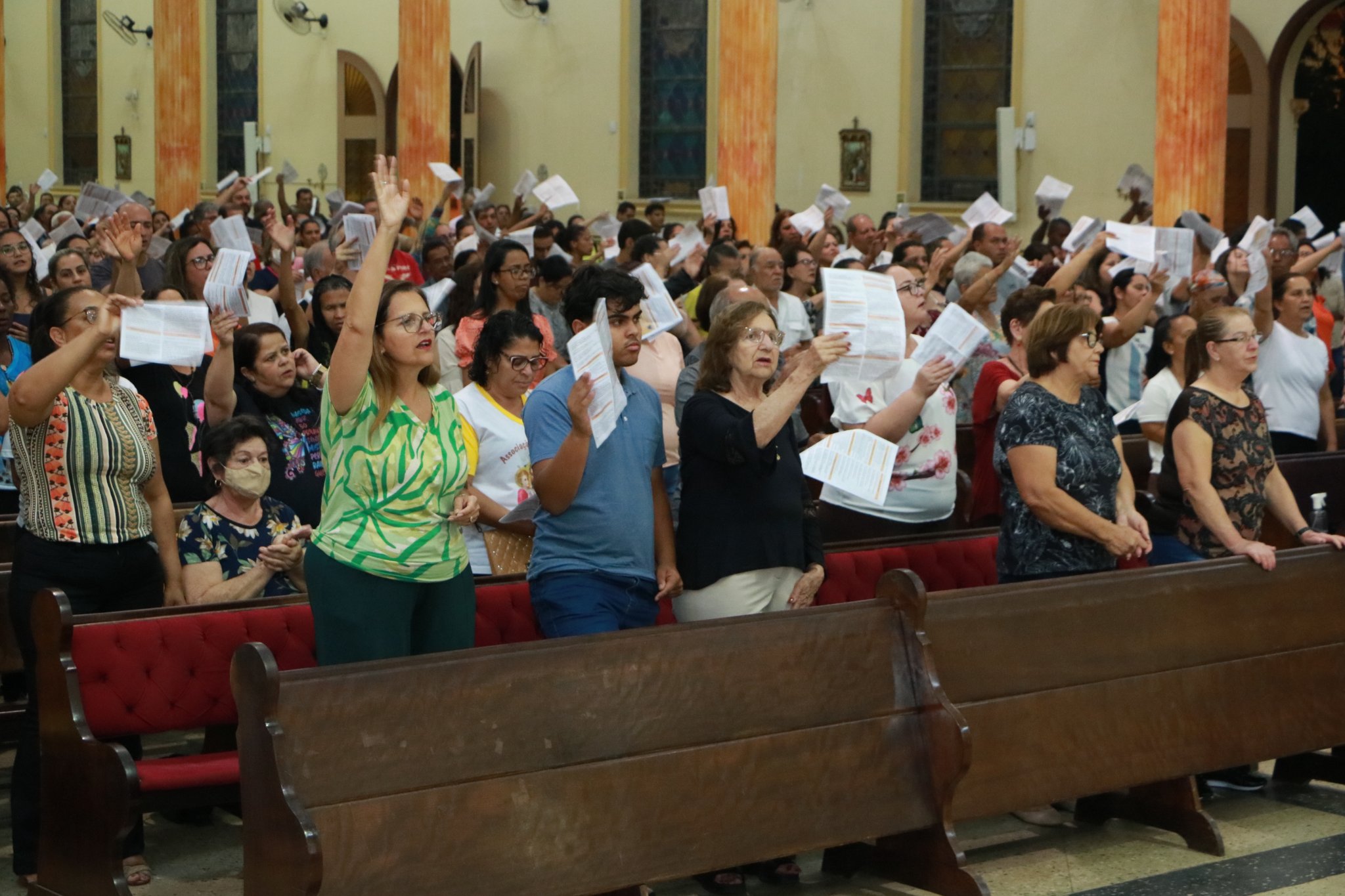 MILHARES DE FIÉIS ACOMPANHAM AS MISSAS DA NOVENA DO BEATO PADRE VICTOR EM TRÊS PONTAS