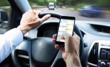 PERIGO: Brasileiros intensificam uso de celular ao volante e novo projeto de lei quer aumentar o valor da multa