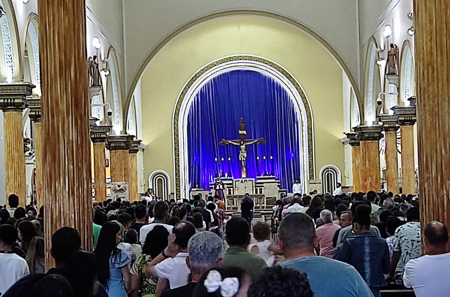 AGORA: TRESPONTANOS CATÓLICOS LOTAM SANTUÁRIO NA CELEBRAÇÃO DAS CINZAS