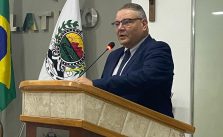 PROFESSOR JOÃO VICTOR MENDES RECEBE MOÇÃO DE APLAUSO NA CÂMARA MUNICIPAL