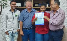 BOA NOTÍCIA: Moradores do Corredor da Espera recebem as escrituras definitivas de suas casas
