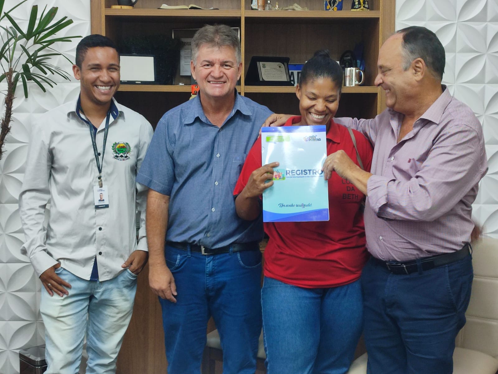 BOA NOTÍCIA: Moradores do Corredor da Espera recebem as escrituras definitivas de suas casas