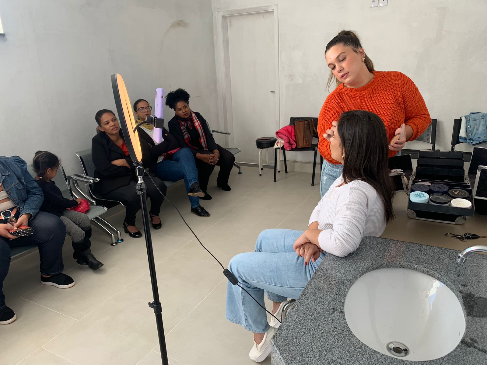 BELEZA SOLIDÁRIA: MAQUIADORA PROFISSIONAL ENSINA TÉCNICAS DE MAKE À COLABORAS DA SANTA CASA