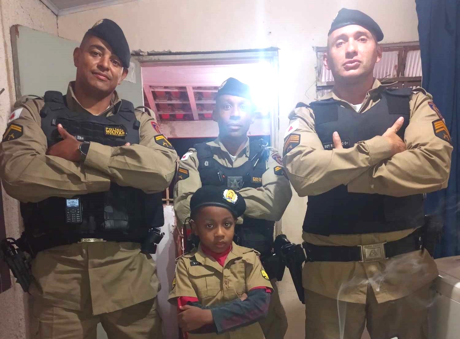 INSPIRADOR: MENININHO TRESPONTANO, FÃ DA POLÍCIA, COMEMORA ANIVERSÁRIO E GANHA FESTA COM A PRESENÇA DA PM