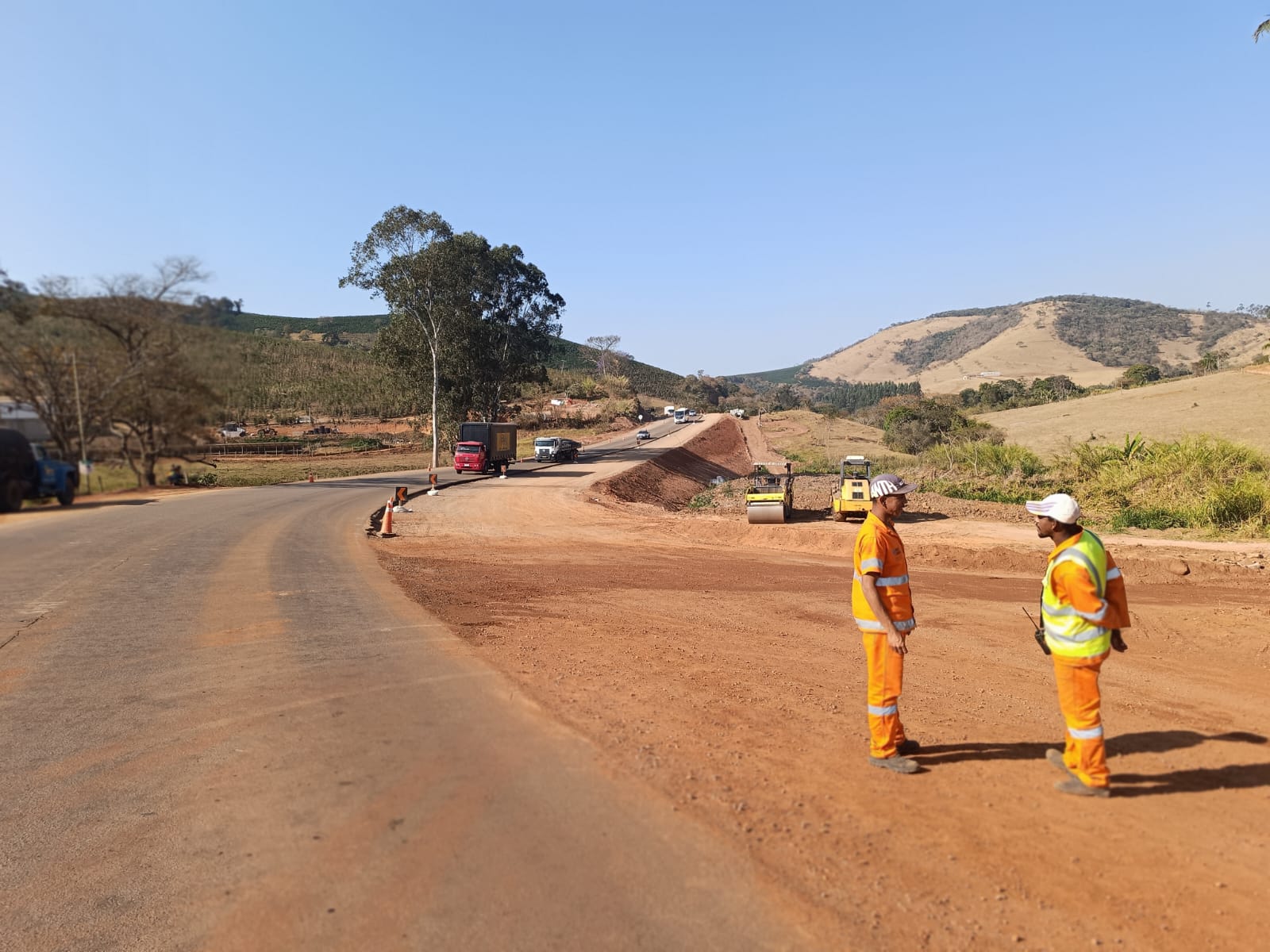 MG 167 COMEÇA A RECEBER ASFALTO NO TRECHO DA TERCEIRA PISTA ENTRE TRÊS PONTAS E VARGINHA