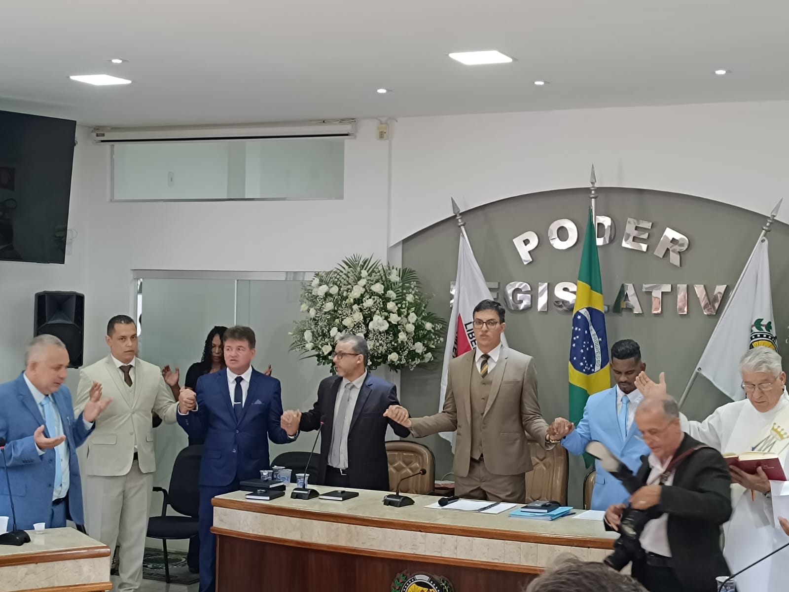 NOVO GOVERNO DE TRÊS PONTAS: DE MÃOS DADAS COM O PROGRESSO