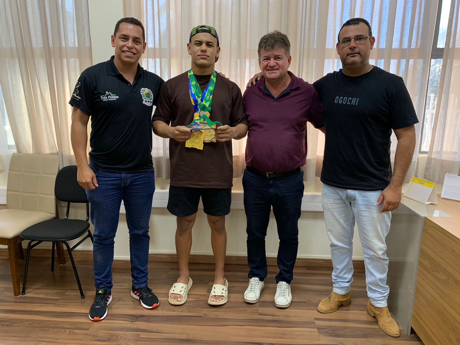 Jovem atleta do jiu-jitsu é recebido no gabinete municipal e se prepara para o Mundial nos EUA
