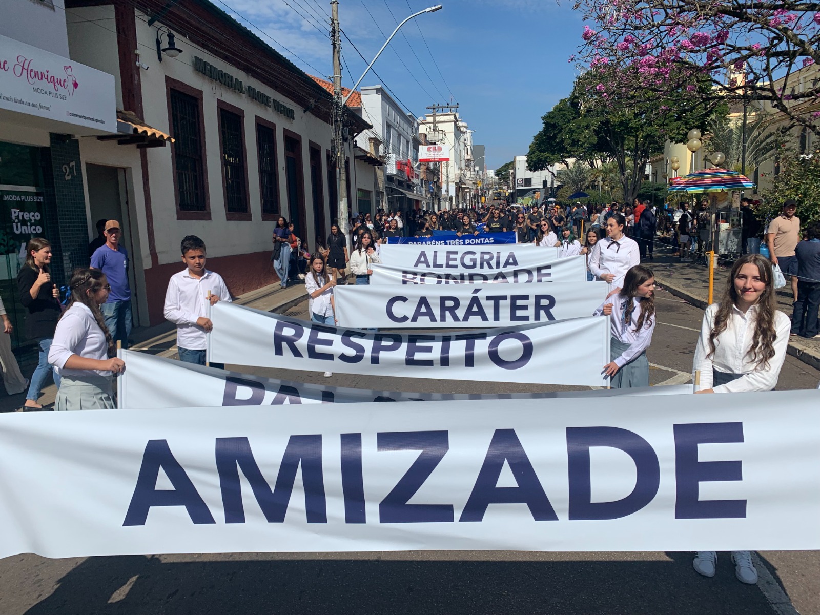MUITO ELOGIADO: Aniversário de Três Pontas reúne população em grande festa cívica