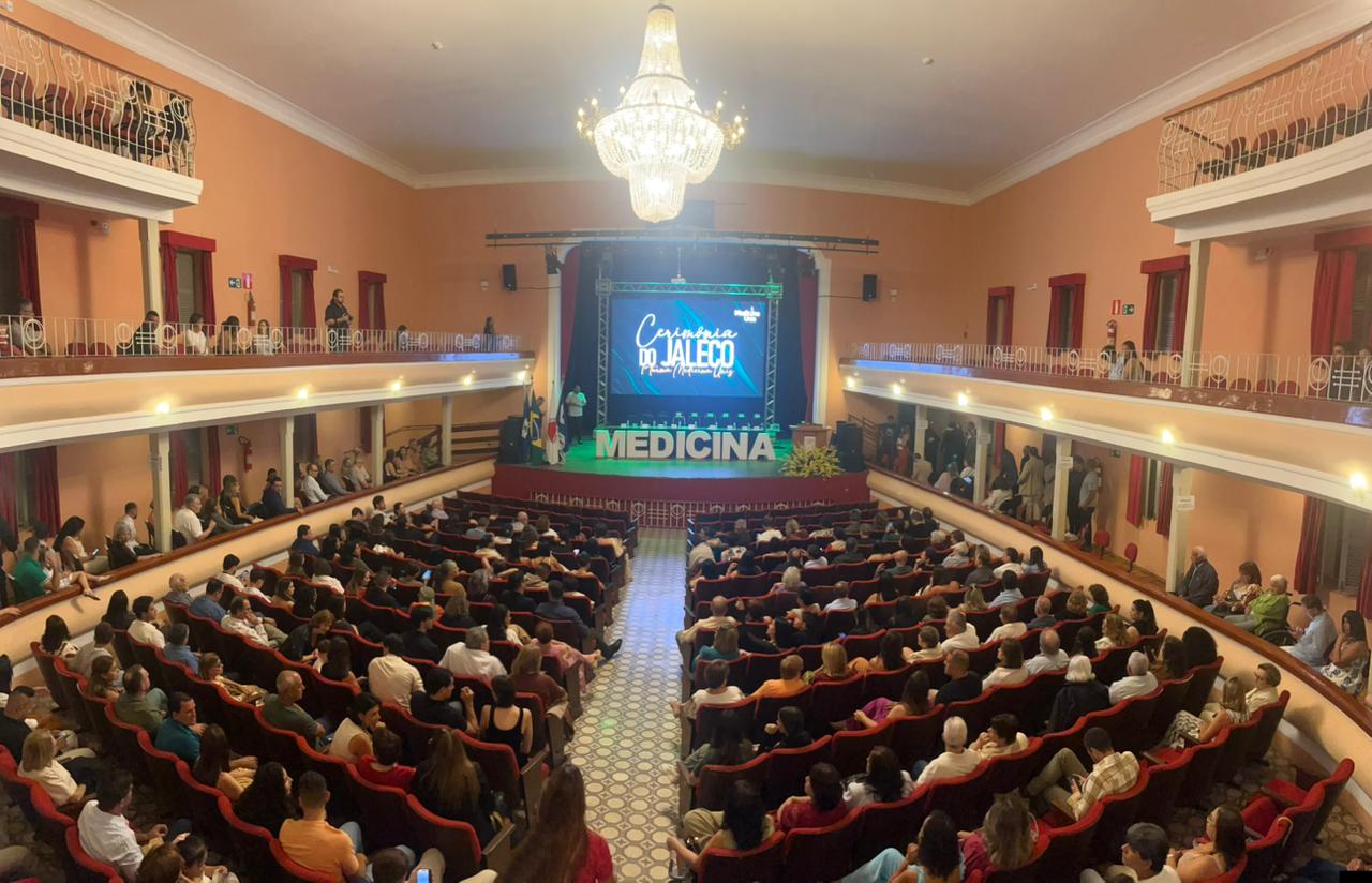 CERIMÔNIA DO JALECO MARCA O INÍCIO DA JORNADA DA 1ª TURMA DO CURSO DE MEDICINA NO GRUPO UNIS EM VARGINHA