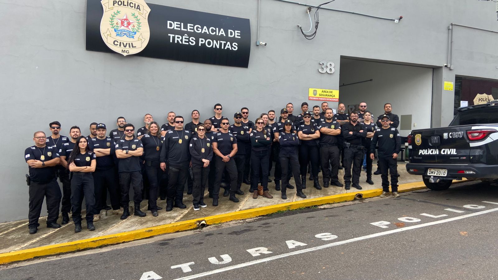 40 policiais civis combatem o tráfico de drogas em Três Pontas com a operação Domínio da Praça