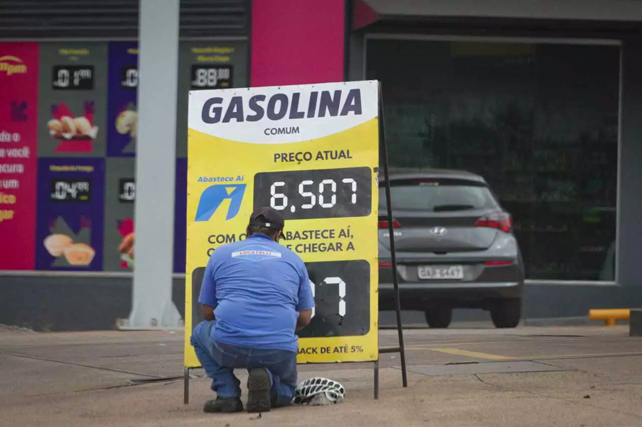 ECONOMIA: Gasolina começa 2026 mais cara com aumento de ICMS; veja preço por estado