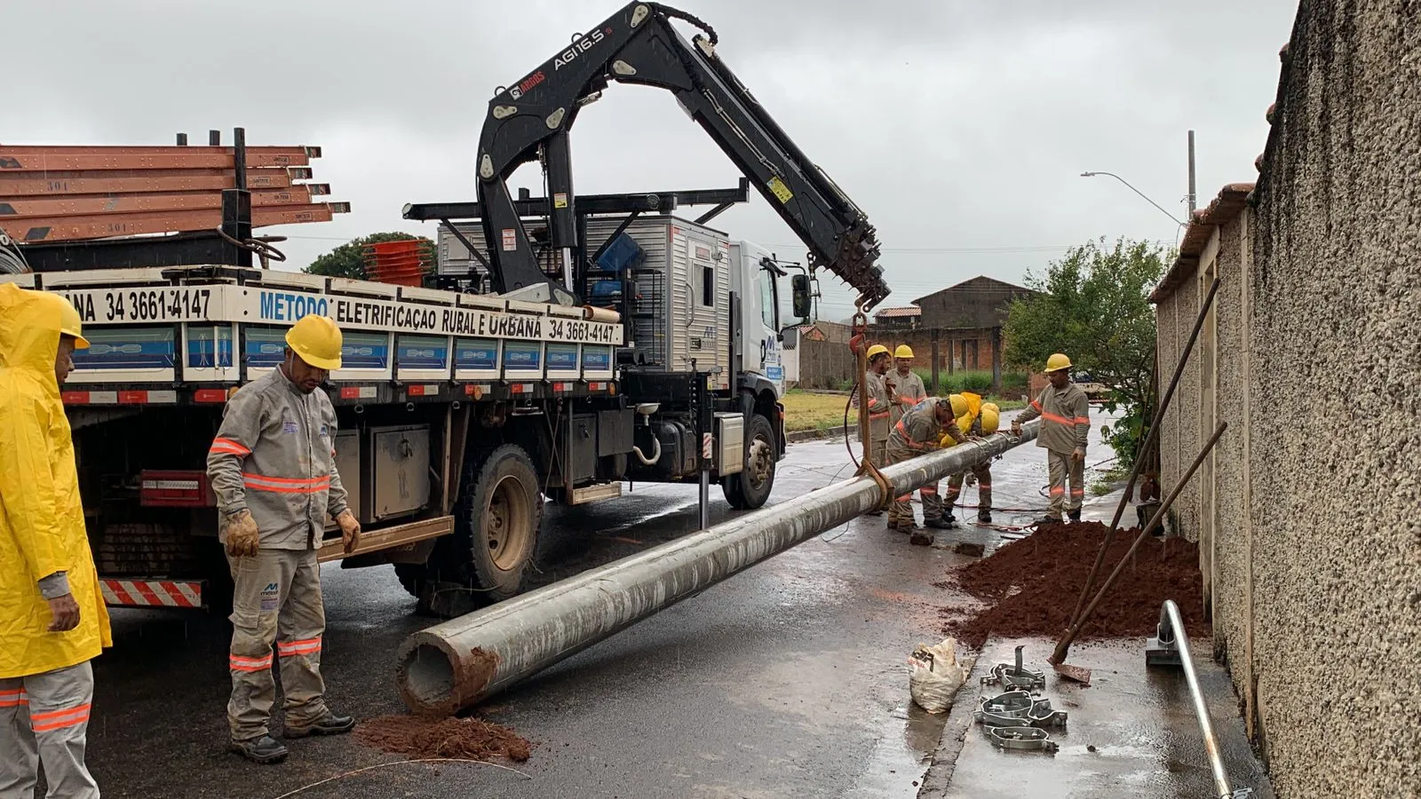 Prefeitura amplia iluminação em rua do bairro Paraíso e recupera luz na Praça Silvano Andrade após queda de raio