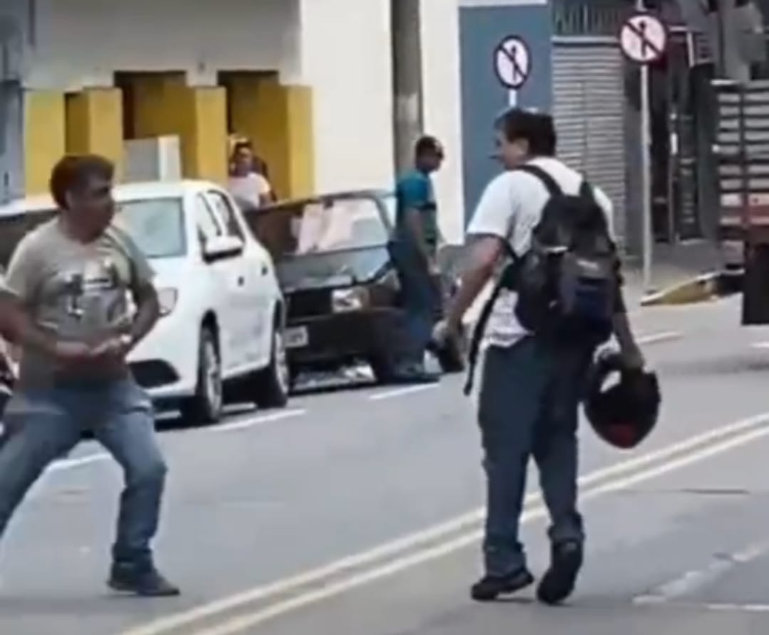 IMAGENS FORTES: Homem de 50 anos é morto no meio da rua em Varginha após discussão no trânsito